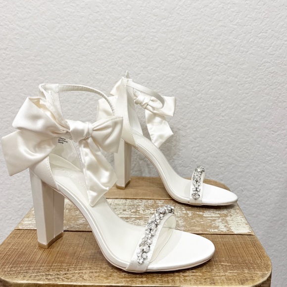 Oleg Cassini Melanie Crystal Strap Heels Sandals Size 7 NEW - Picture 3 of 10